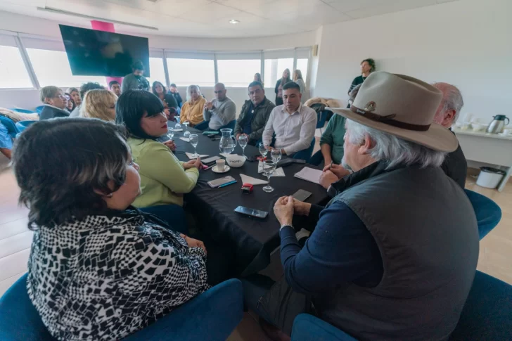 Comodoro-Conocimiento-firmo-importantes-convenios-con-gremios-e-instituciones-educativas-728x485