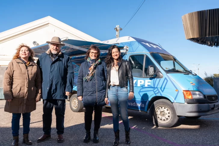 Bibliomóvil Municipal reanuda la visita a los barrios y escuelas de Comodoro Rivadavia