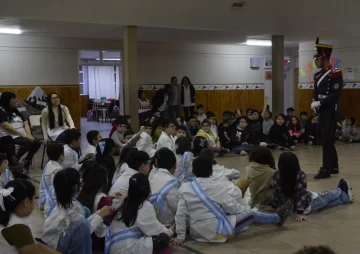 Dos granaderos visitarán 31 escuelas de Río Gallegos