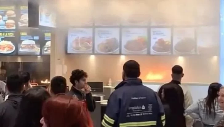 Evacuaron un shopping por un incendio en un patio de comidas