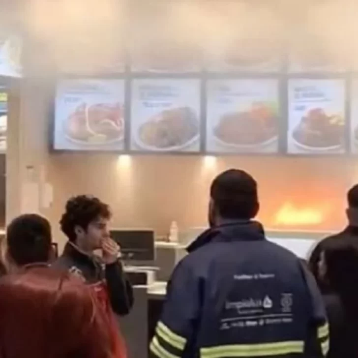 Evacuaron un shopping por un incendio en un patio de comidas