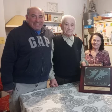 Padres del soldado Ortega recuperaron su placa, fue la única que permaneció intacta tras el vandalismo en Parque Indoamericano