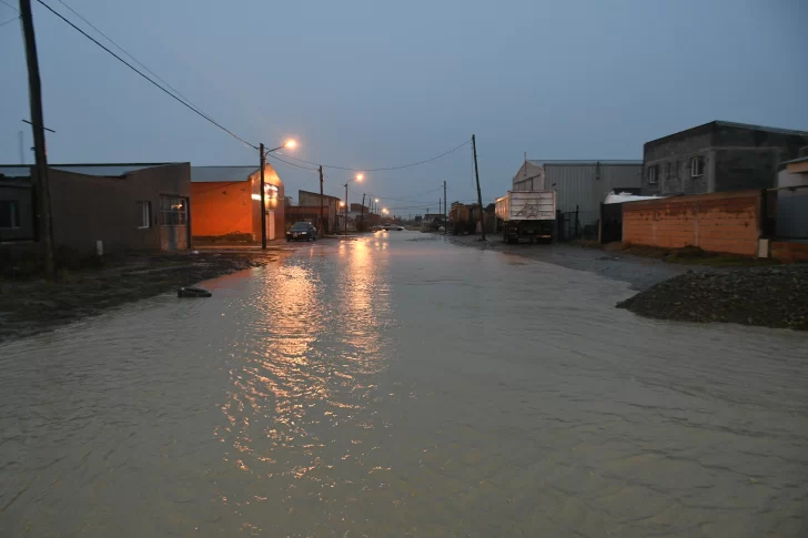 Emergencia por lluvias en Río Gallegos: dos familias evacuadas y el foco puesto en los barrios más lejos del centro