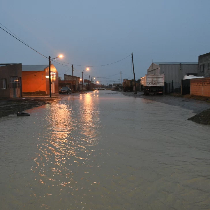 Emergencia por lluvias en Río Gallegos: dos familias evacuadas y el foco puesto en los barrios más lejos del centro