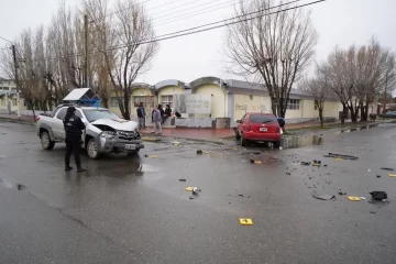 Fuerte choque frente a una escuela en Río Gallegos: un vehículo terminó arriba de la vereda