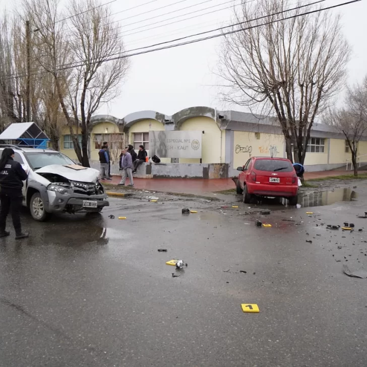 Fuerte choque frente a una escuela en Río Gallegos: un vehículo terminó arriba de la vereda