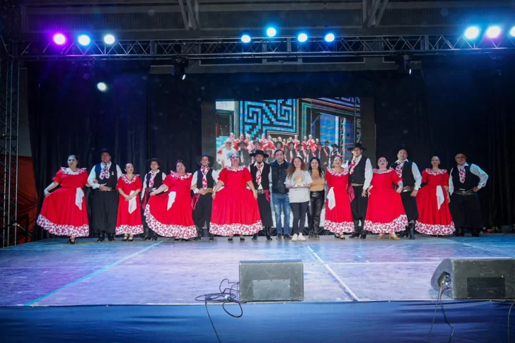 Las danzas folclóricas colmaron el gimnasio municipal “Eva Perón”