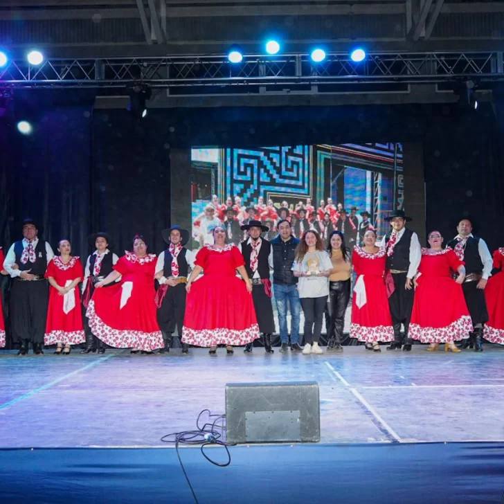 Las danzas folclóricas colmaron el gimnasio municipal “Eva Perón”