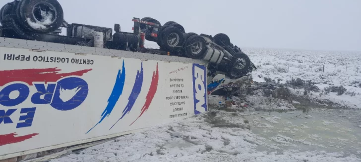 Transportista perdió el control del camión por la nieve y volcó: restringieron el tránsito en la Ruta N°3