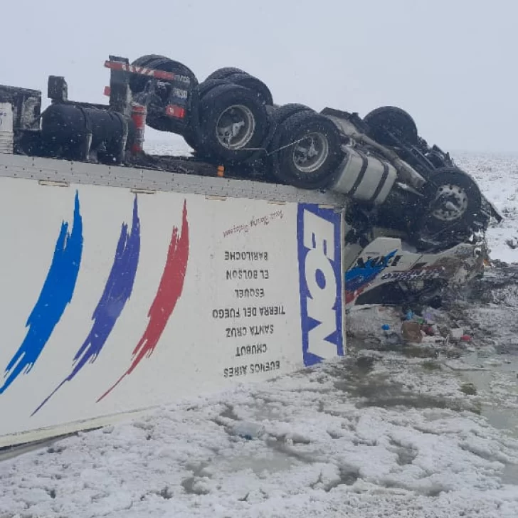 Transportista perdió el control del camión por la nieve y volcó: restringieron el tránsito en la Ruta N°3