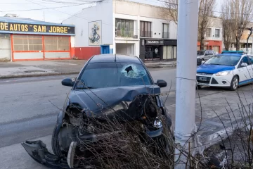 Se quedó dormido manejando, chocó contra un árbol en el centro de Río Gallegos y casi sale despedido