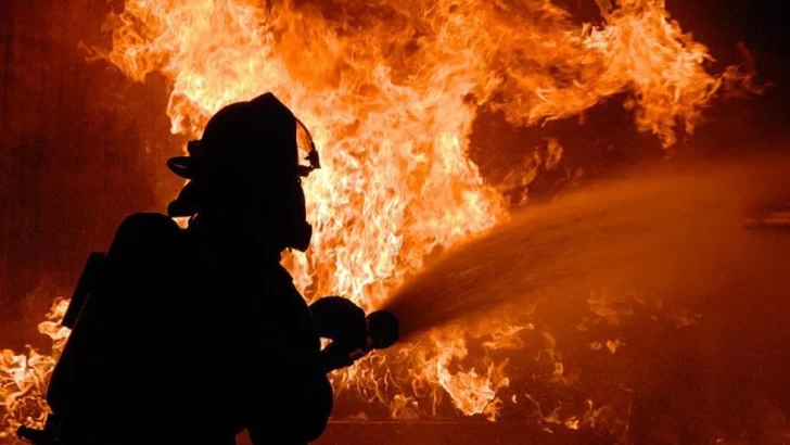 Incendio consumió una vivienda en Río Gallegos y dejó a mujer de 73 años en terapia intensiva