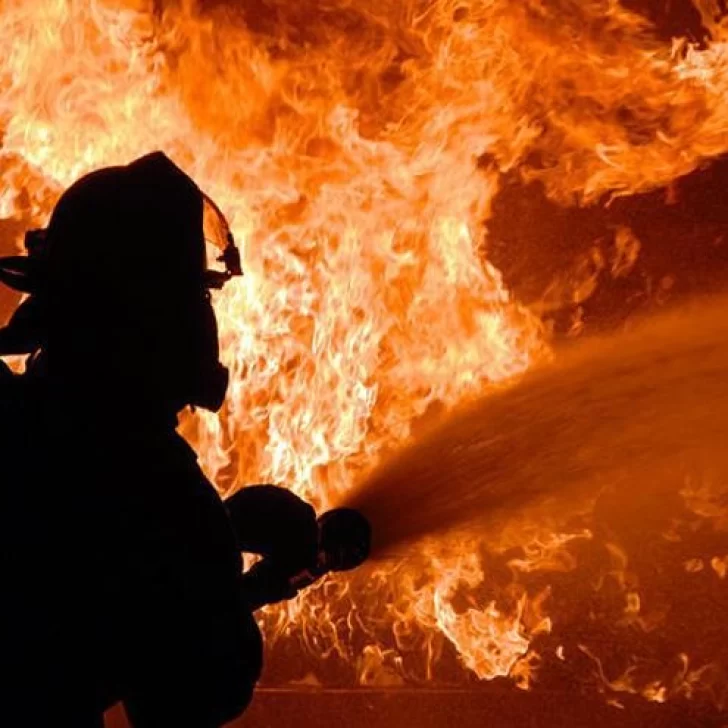 Incendio consumió una vivienda en Río Gallegos y dejó a mujer de 73 años en terapia intensiva