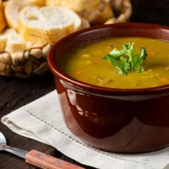 Caldo de pollo con fideos: receta económica para combatir el frío