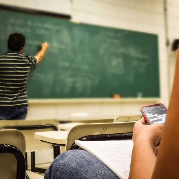 Brasil prohibió el uso de celulares en las escuelas