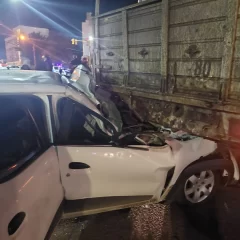 Un auto quedó incrustado bajo un camión tras un fuerte choque en Caleta Olivia