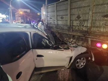 Un auto quedó incrustado bajo un camión tras un fuerte choque en Caleta Olivia