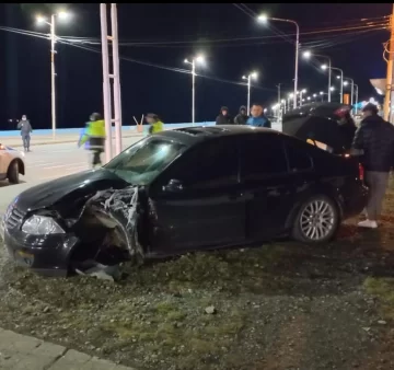 Video. Manejaba a gran velocidad y chocó contra un poste de luz en la costanera