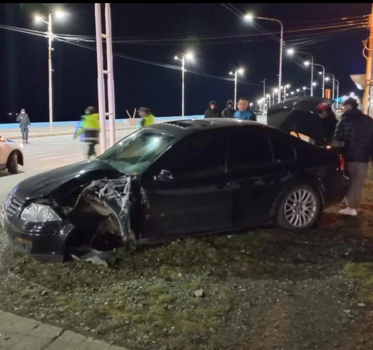 Video. Manejaba a gran velocidad y chocó contra un poste de luz en la costanera