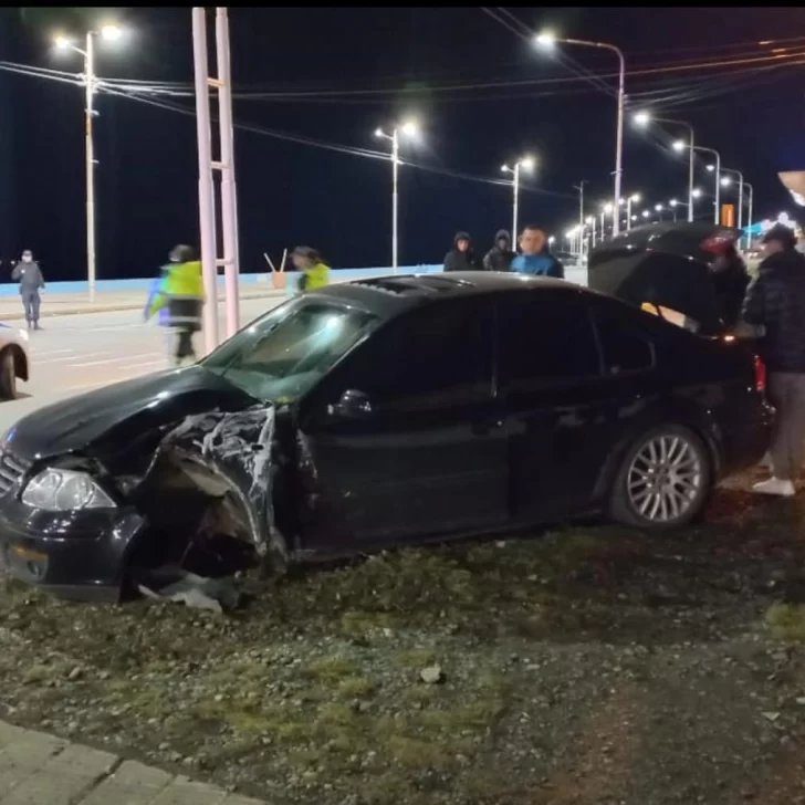 Video. Manejaba a gran velocidad y chocó contra un poste de luz en la costanera