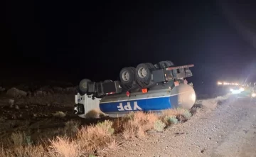 Choque frontal entre un camión de combustible y una camioneta: murieron dos personas