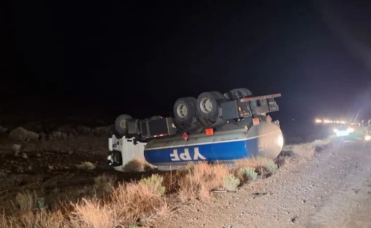 Choque frontal entre un camión de combustible y una camioneta: murieron dos personas