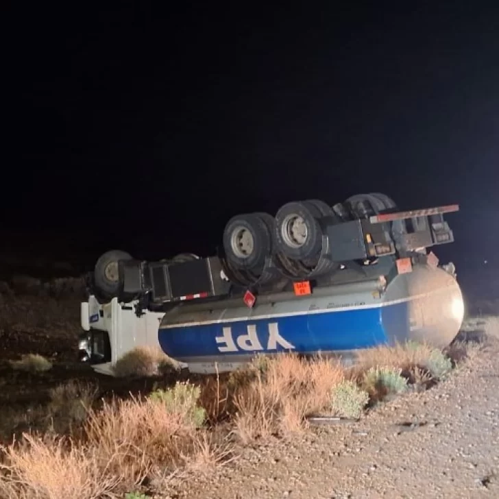 Choque frontal entre un camión de combustible y una camioneta: murieron dos personas