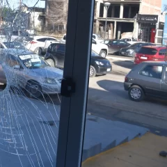 Vandalismo en Caleta Olivia: detuvieron a un hombre que causó destrozos en varios comercios