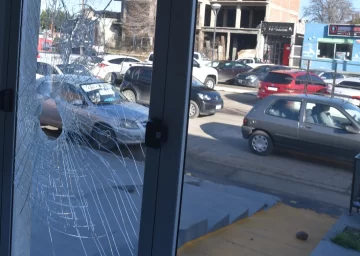 Vandalismo en Caleta Olivia: detuvieron a un hombre que causó destrozos en varios comercios