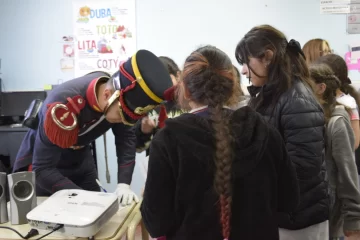 Los granaderos de San Martín llegan a las escuelas de Río Gallegos para el 17 de Agosto