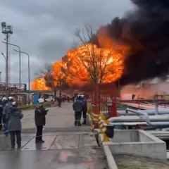 Alarmante incendio en una refinería de YPF: “Trabajamos para controlar la situación”, dijo la empresa