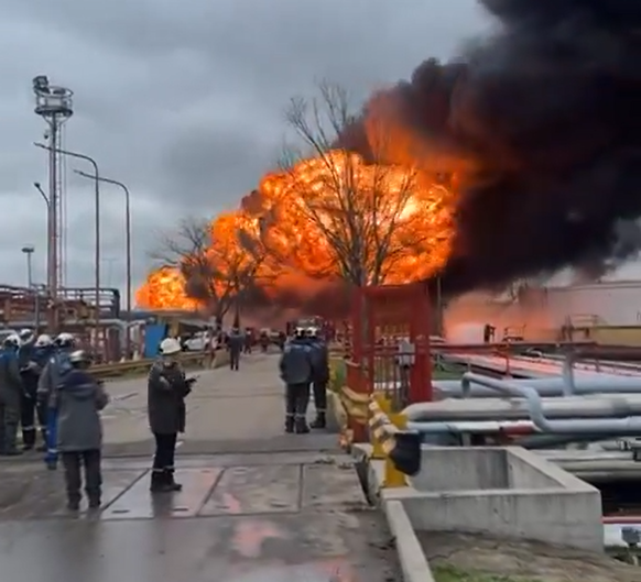 Alarmante incendio en una refinería de YPF: “Trabajamos para controlar la situación”, dijo la empresa