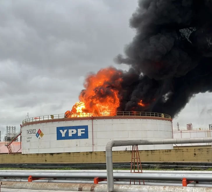 Controlaron el incendio en la refinería de YPF