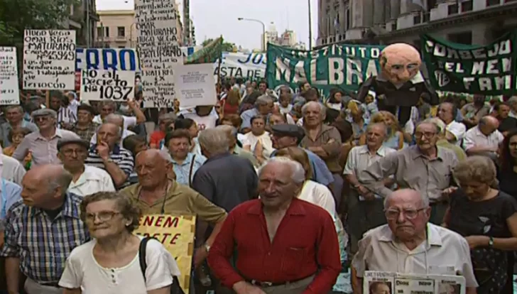 jubilados-reclamando-en-los-90-728x414