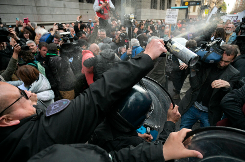 la-policia-reprimio-a-jubilados-4354-728x483