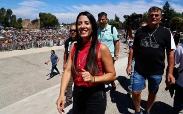 Leda Bergonzi en Neuquén: quién es la “sanadora de Rosario” que agotó las entradas de un estadio en unos minutos