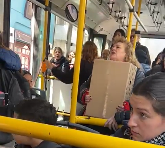 Subió al colectivo con su perro, le pidieron que se baje y se peleó con todos: “Ojalá tus hijos…”