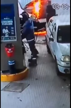 Camioneta se incendió en una estación de servicio, pero una playera evitó una tragedia