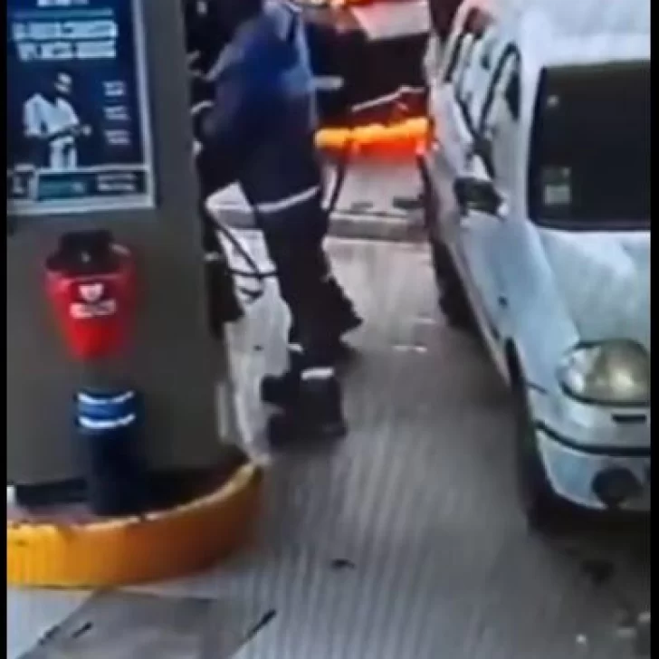 Camioneta se incendió en una estación de servicio, pero una playera evitó una tragedia