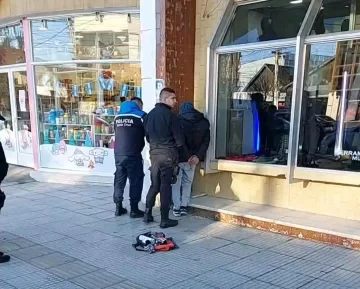 Policía de civil frustró un intento de robo en un bazar del centro de Río Gallegos