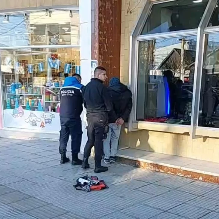 Policía de civil frustró un intento de robo en un bazar del centro de Río Gallegos