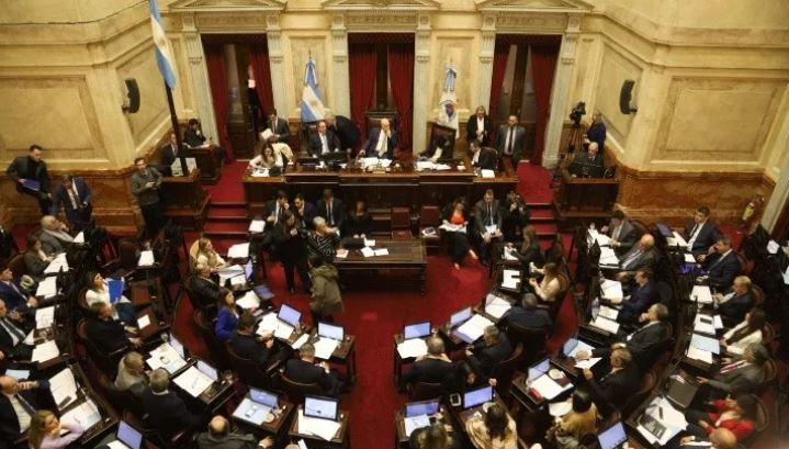 Senadores dieron marcha atrás con el aumento y congelaron sus dietas hasta diciembre