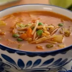 Sopa de verduras: receta con fideos, ideal para combatir el frío