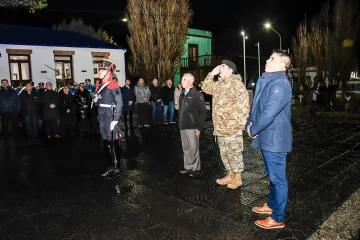 Con presencia de Granaderos, Claudio Vidal participó del izamiento en homenaje al General San Martín