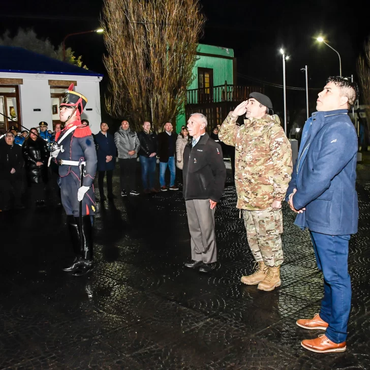 Con presencia de Granaderos, Claudio Vidal participó del izamiento en homenaje al General San Martín