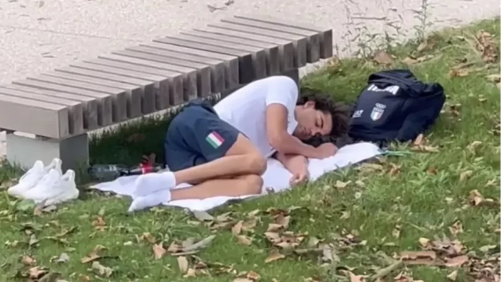 Un medallista de oro se fue a dormir a una plaza tras denunciar precarias condiciones en la Villa Olímpica 