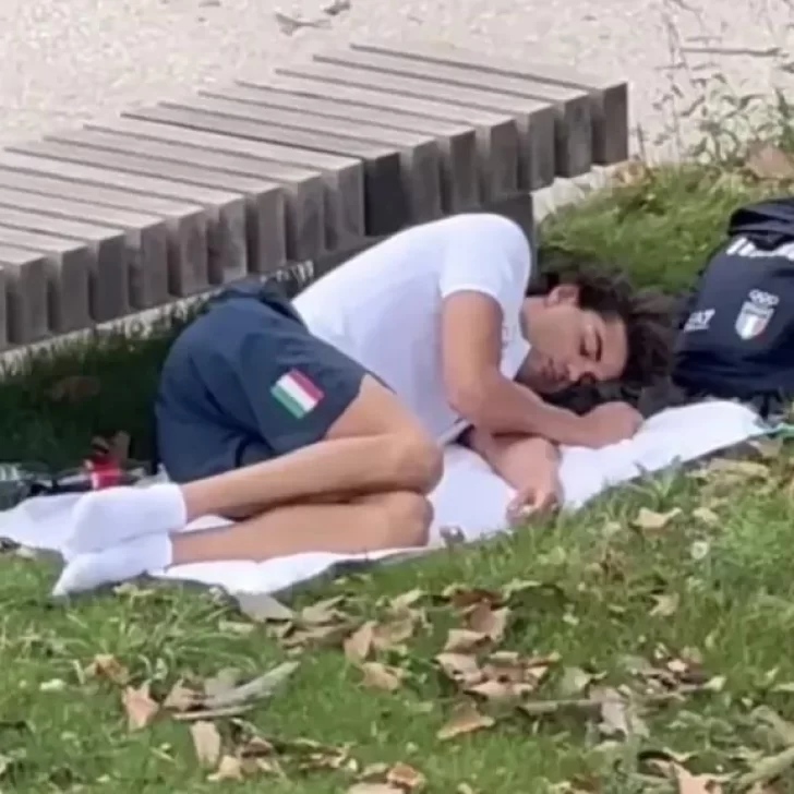 Un medallista de oro se fue a dormir a una plaza tras denunciar precarias condiciones en la Villa Olímpica 