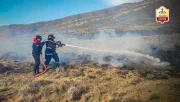 Bomberos controlaron dos incendios sobre pasturas en Pico Truncado y El Calafate