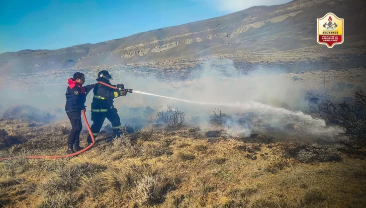 Bomberos controlaron dos incendios sobre pasturas en Pico Truncado y El Calafate