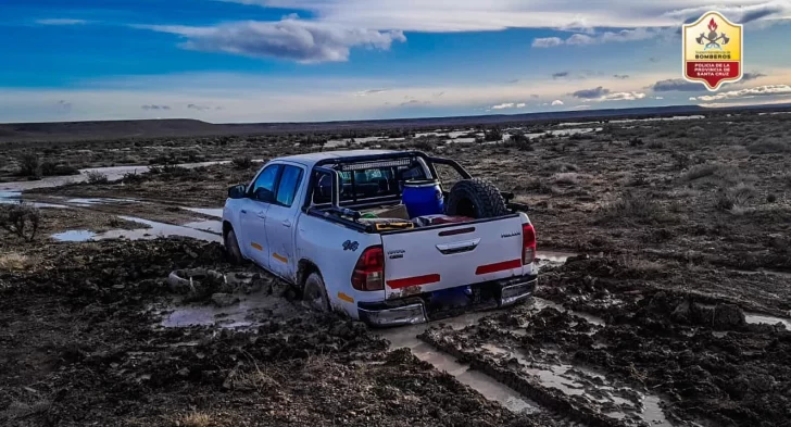 Un grupo de trabajadores quedó atrapado en el barro a bordo de una camioneta y debieron ser rescatados